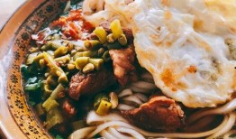 吃瓜粉加烧烤,夏日炎炎，美味与娱乐的双重享受