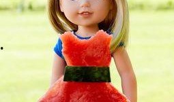 给朋友拍照吃瓜,与朋友共享的欢乐时光