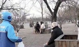 大爷扶栏杆吃瓜,大爷的悠闲生活瞬间