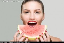 模特美女吃瓜图片,美女模特演绎夏日风情