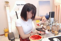 团子吃瓜泡泡,揭秘娱乐圈的甜蜜与苦涩