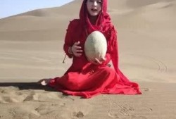 妹子吃哈密瓜,妹子畅享哈密瓜美味时光