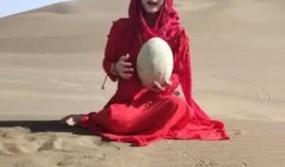 妹子吃哈密瓜,妹子畅享哈密瓜美味时光