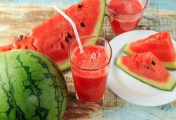 朋友相聚吃瓜,好友欢聚时光