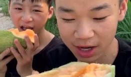 农村大哥吃哈密瓜,甜蜜滋味，幸福生活