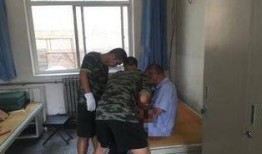 路边无知吃瓜群众