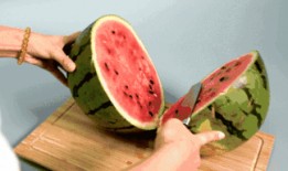 朋友相聚吃瓜,好友欢聚时光