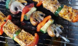 吃瓜粉加烧烤,夏日炎炎，美味与娱乐的双重享受