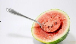 朋友相聚吃瓜,好友欢聚时光