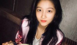 挑瓜吃瓜拍照图片,挑瓜吃瓜瞬间，定格夏日美好时光