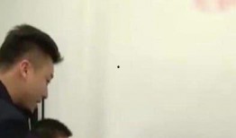 吃瓜翻护栏摔倒,网友热议安全意识与公共秩序