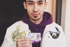 吃瓜维吾尔族男子