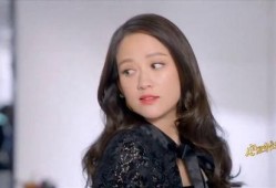 吃瓜绿色衣服女生