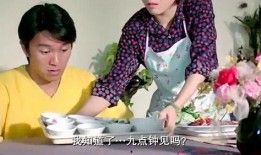 小伙给大嫂吃瓜
