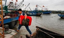 渔民开船吃瓜图片,渔民开船吃瓜的悠闲时光