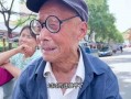 老年人吃瓜样子,老年人悠闲吃瓜的美好时光