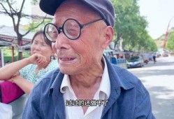 老年人吃瓜样子,老年人悠闲吃瓜的美好时光