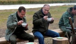 老头坐板凳吃瓜