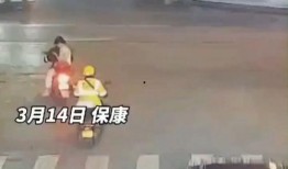 吃瓜群众撞到车子,事故现场引发热议