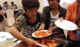 云南大爷大妈吃瓜,共享欢乐时光