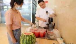 大妈围观吃瓜事件,一场街头热辣事件引发的全民热议