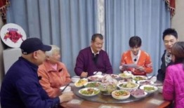 全家在凳子吃瓜,共享夏日吃瓜时光