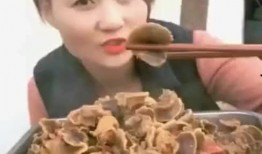 美女吃螺肉泡瓜,美女品尝螺肉泡瓜，尽享夏日风情