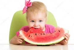 夏季吃瓜宝宝照片