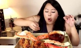 美女吃螺肉泡瓜,美女品尝螺肉泡瓜，尽享夏日风情