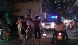 给交警看吃瓜群众,一场别开生面的交通执法秀